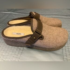 Earth Dream Chinook Women’s Clogs